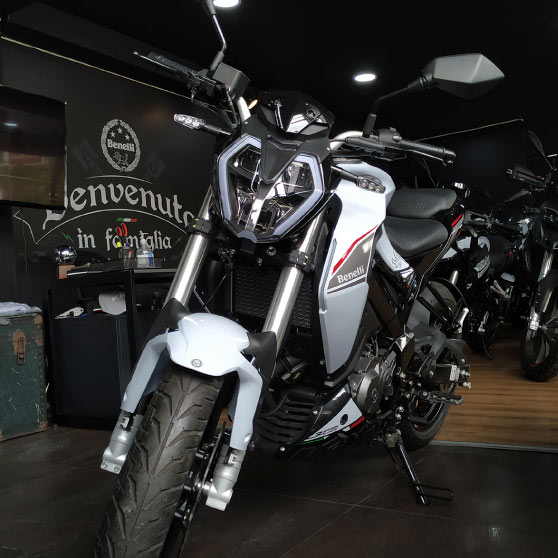 Una de las deportivas más destacadas de la familia Street Benelli con suspensión invertida.
