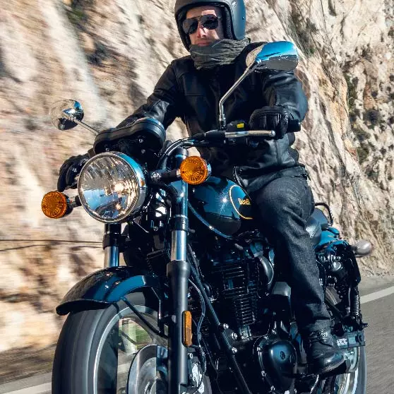 La Benelli Imperiale 400 es una naked de aspecto puramente clásico con la esencia de los modelos producidos en la fábrica de Benelli en Pésaro en los años 50.