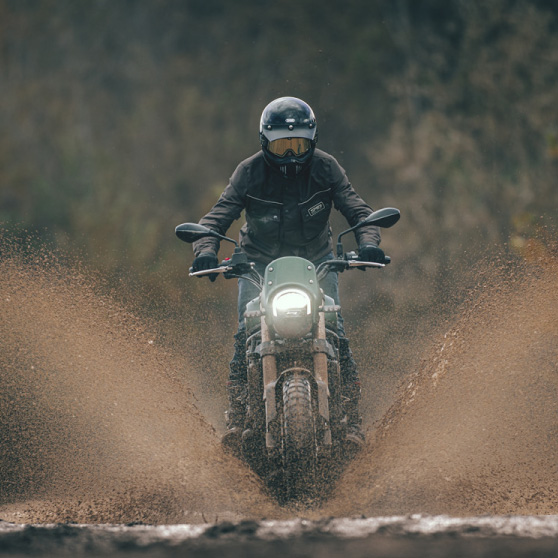 Estilo Scrambler muy marcado gracias a su tubo de escape elevado, sus neumáticos de tacos y sus llantas de radios.