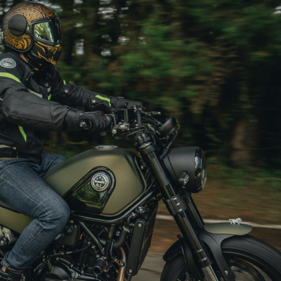 Combina con éxito formas tradicionales de scrambler con acentos y tecnología modernos.