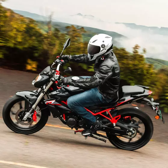 Sus componentes derivados de la carrera adornan su suspensión, su chasis tipo trellis, frenos y el sofisticado cilindro único de cuatro tiempos de 150 cc.