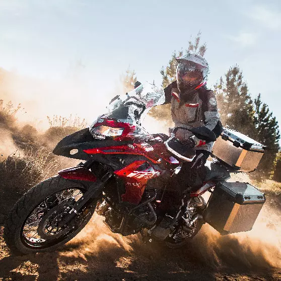 Una moto para aquellos que eligen el camino largo y siempre están un paso adelante del viaje.