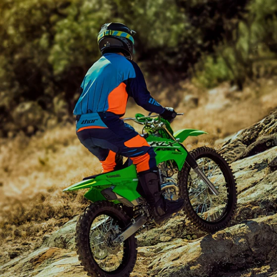 La ingeniería de vanguardia de Kawasaki lleva el rendimiento off-road de la KLX140 a un nuevo nivel, ofreciendo una experiencia ágil y divertida para pilotos de todas las edades.