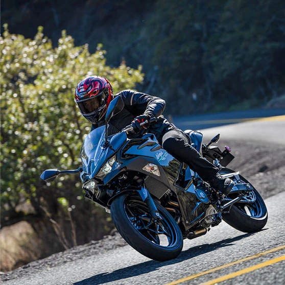 Descubre el placer de conducir una moto deportiva con un diseño icónico y un manejo fácil