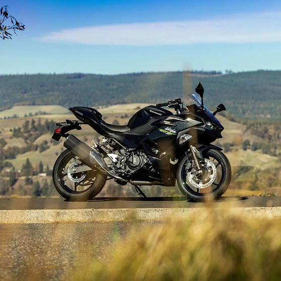 Cuenta con una nueva pantalla LCD que ofrece información clara y concisa sobre el rendimiento de la moto, y en algunos modelos incluso permite la conectividad con smartphones.