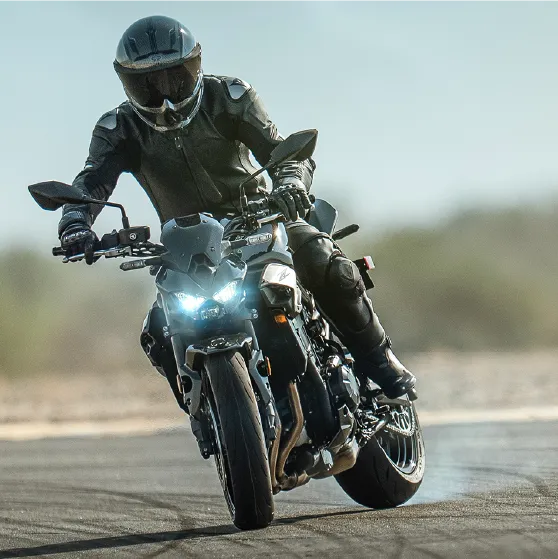 Descubre el placer de conducir la Z900: agresiva, ágil y con un diseño que impone respeto.