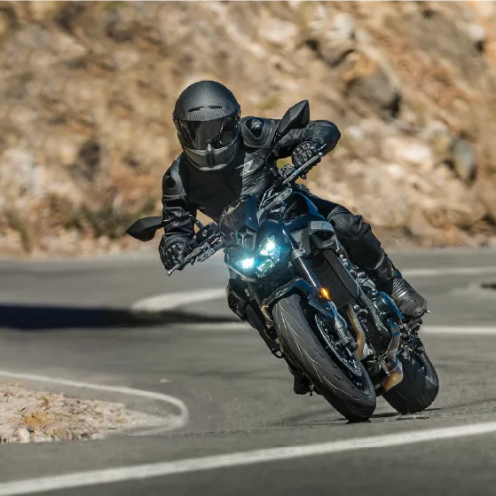 Vive la emoción pura de la Kawasaki Z900 donde el diseño icónico se encuentra con la conducción fluida.
