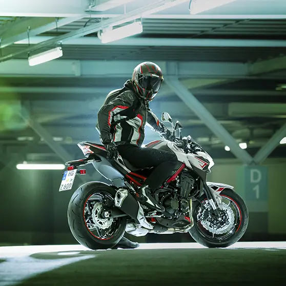 Su potente motor de 948cc se combina perfecto con los modos de conducción integrados (Opciones del KTRC, y los modos de potencia