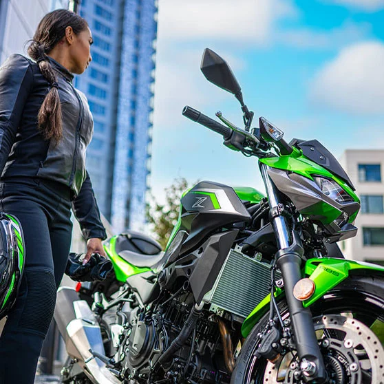Siente la adrenalina en cada curva con la Z500.
