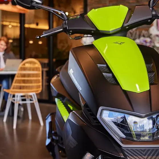 Una moto con estilo que entrega una eficiencia única en el portafolio de scooters deportivas de Auteco Mobility.