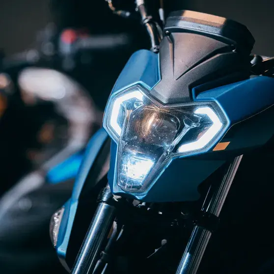 Motocicleta aspiracional. minimalista y futurista. 