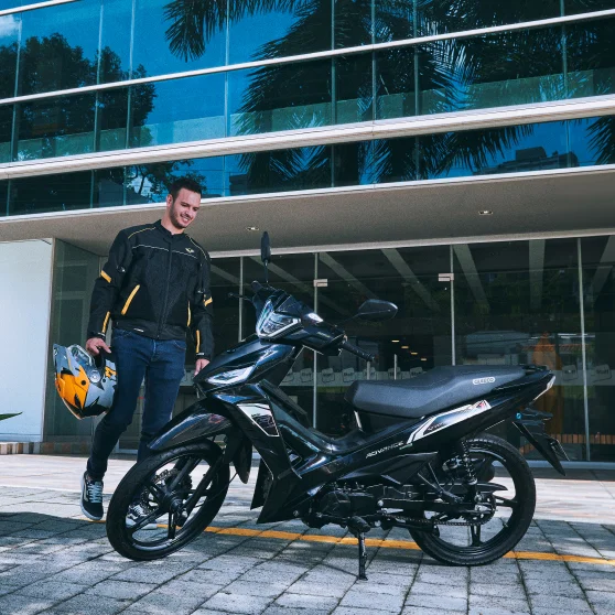 Cuenta con tecnologías avanzadas que mejoran el desempeño de la motocicleta y la comodidad del uso en el día a día.