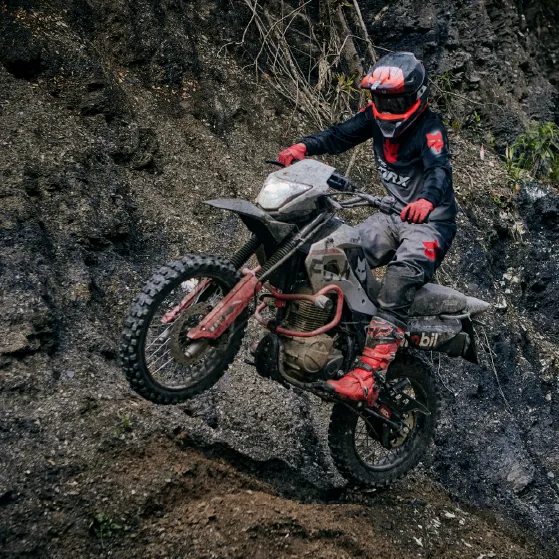 LOW SEAT, Baja altura del sillín al piso para una mejor maniobrabilidad para que te sientas cómodo mientras conduces.