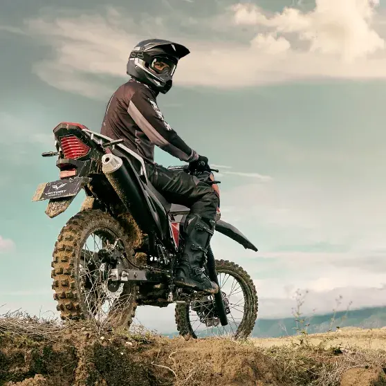 Diseñada para aquellos que buscan una moto que los enaltezca con su presencia para ganarse el respeto en la vía.