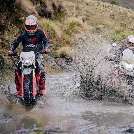 la MRX 200 FOX es la moto perfecta para aquellos que buscan rendimiento, seguridad, y estilo, todo en un solo paquete. Con esta moto, cada viaje se convierte en una experiencia única y emocionante, respaldada por la calidad y tecnología de Auteco y FOX