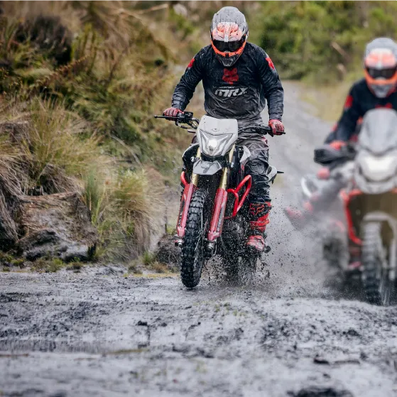Llantas IRC, con llantas de alta calidad que proporcionan una excelente tracción y estabilidad, ideales para enfrentar cualquier tipo de terreno, tanto urbano como off road.