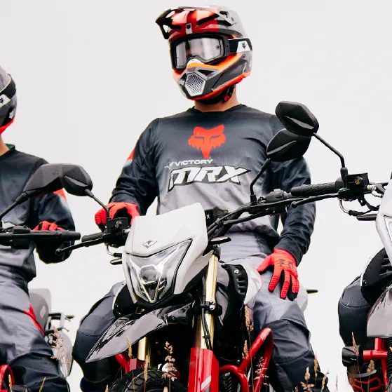 Tablero digital, la pantalla digital proporciona información clara y accesible, mejorando la experiencia de conducción al ofrecer datos precisos sobre la moto.
