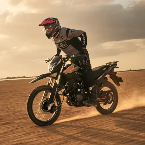 Motor mono cilíndrico 4 tiempos SOCH de dos válvulas que brinda una mejor sensación de manejo y versatilidad en los recorridos.