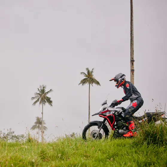 la MRX ARIZONA FOX es la moto perfecta para aquellos que buscan rendimiento, seguridad, y estilo, todo en un solo paquete. Con esta moto, cada viaje se convierte en una experiencia única y emocionante, respaldada por la calidad y tecnología de Auteco y FOX
