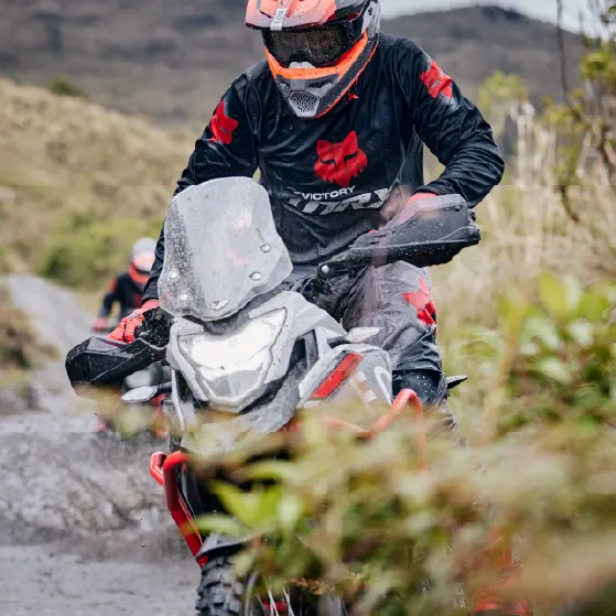 Barras de protección, las barras de protección aumentan la seguridad de la moto, protegiéndola de caídas y golpes, lo que prolonga su durabilidad y te da tranquilidad al conducir.