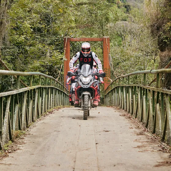 Tablero digital la pantalla digital proporciona información clara y accesible, mejorando la experiencia de conducción al ofrecer datos precisos sobre la moto.