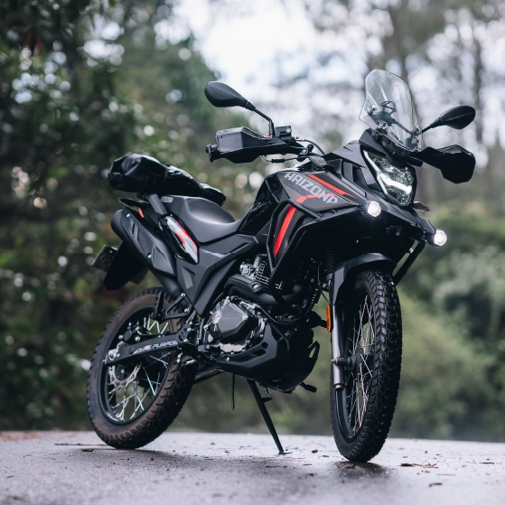 Conexión USB, permite cargar los dispositivos de manera eficiente mientras se conduce la motocicleta.