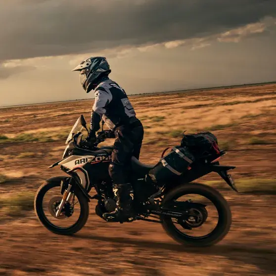 Conexión USB, permite cargar los dispositivos de manera eficiente mientras se conduce la motocicleta. 