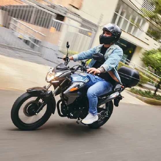 Diseño moderno y agresivo, sus líneas aerodinámicas y su estructura imponente le dan un look deportivo y sofisticado, ideal para quienes quieren destacar en cada recorrido.