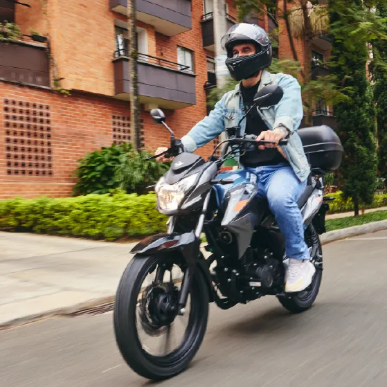 Maletero espacioso, diseñado para que puedas llevar todo lo que necesitas con comodidad, sin afectar la estética ni el desempeño de la moto.