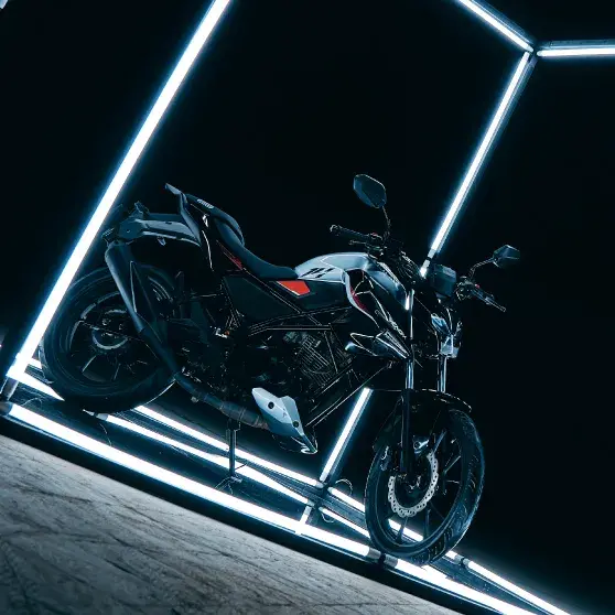 Su bajo peso y buena potencia hacen que sea una de las motos en el segmento con mejor relación peso potencia, lo que significa un potente arranque.  