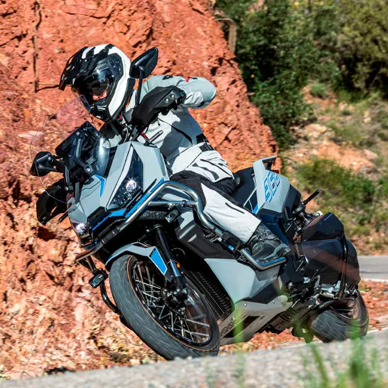 En el corazón del Zontes 368G late un motor que hará que sientas la emoción de recorrer cada kilómetro. Con 38,8 CV y un par de 40 Nm, este scooter no solo es el más potente de su categoría, sino que, en combinación con su reducido peso de tan solo 203 kg en orden de marcha, también ofrece una respuesta ágil y contundente en cualquier circunstancia.