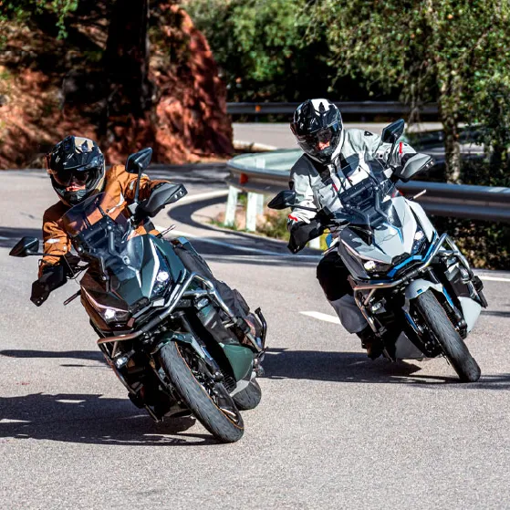 La ZONTES 368G sigue siendo increíblemente eficiente. Su configuración monocilíndrica garantiza un consumo de combustible reducido. Con un depósito de 17,5 litros, tendrás una autonomía que pocos scooters pueden igualar.