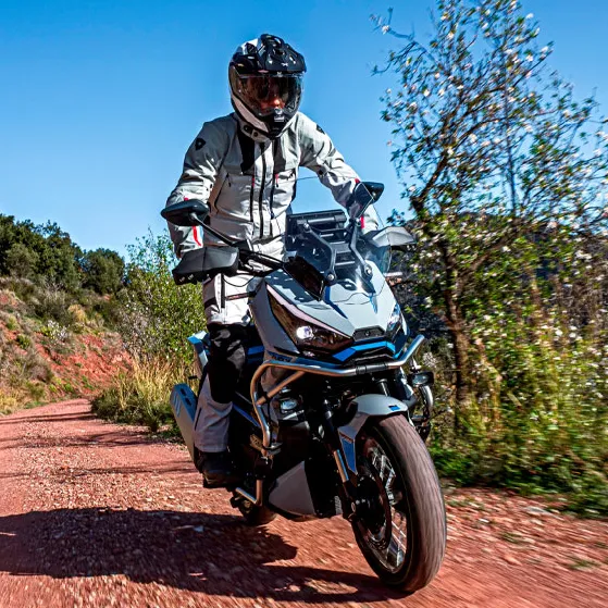 Esta moto cuenta con un sistema de frenos a la altura de su potencia y capacidades. Junto con el eficaz freno trasero, el disco delantero de 300mm, mordido por una pinza radial J.Juan de 4 pistones, garantiza una frenada segura y precisa incluso en conducción offroad, donde por primera vez en un scooter crossover, su moderno ABS de doble canal puede desconectarse en la rueda posterior.