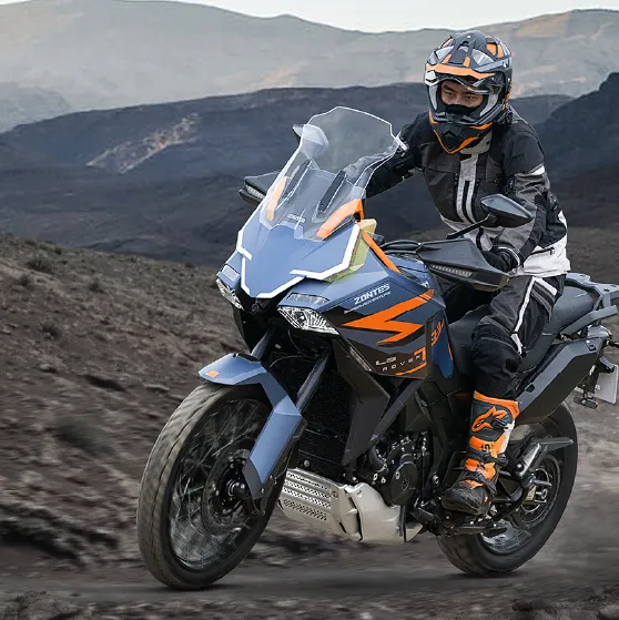 La Zontes 703F combina un motor robusto de 699 cc con tecnología avanzada, ofreciendo una experiencia de conducción emocionante y eficiente. Su diseño agresivo y moderno la convierte en la compañera ideal para quienes buscan rendimiento y estilo en cada viaje.