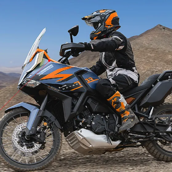 No es solo la fuerza de su motor, sino la energía que despierta dentro de ti. La Zontes 703F es la compañera que transforma cada trayecto en un momento de pura emoción y libertad sin límites.